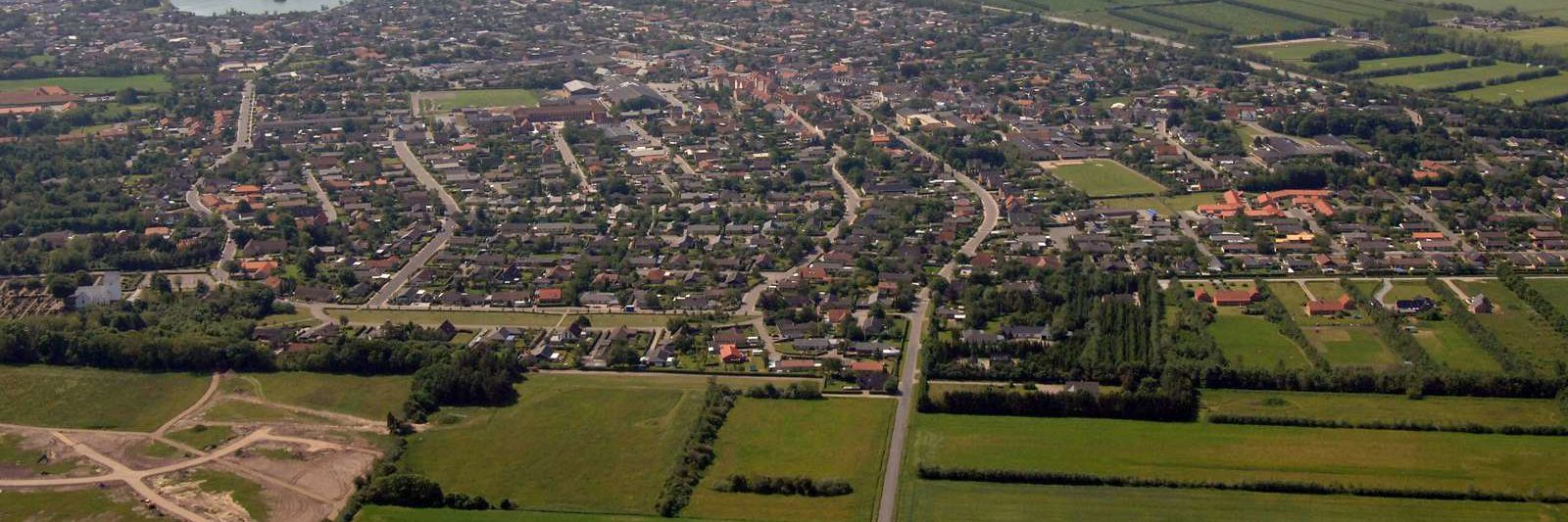 Luftfoto højt oppe over byområde