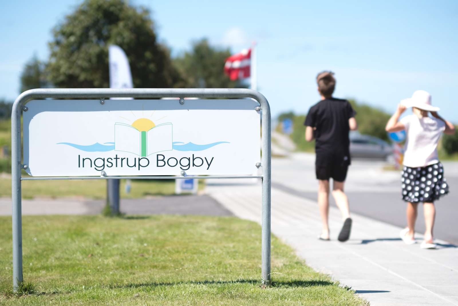 Ingstrup Bogby skilt ved siden af to børn
