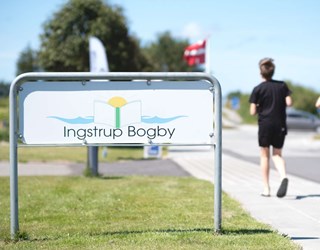 Ingstrup Bogby skilt ved siden af to børn
