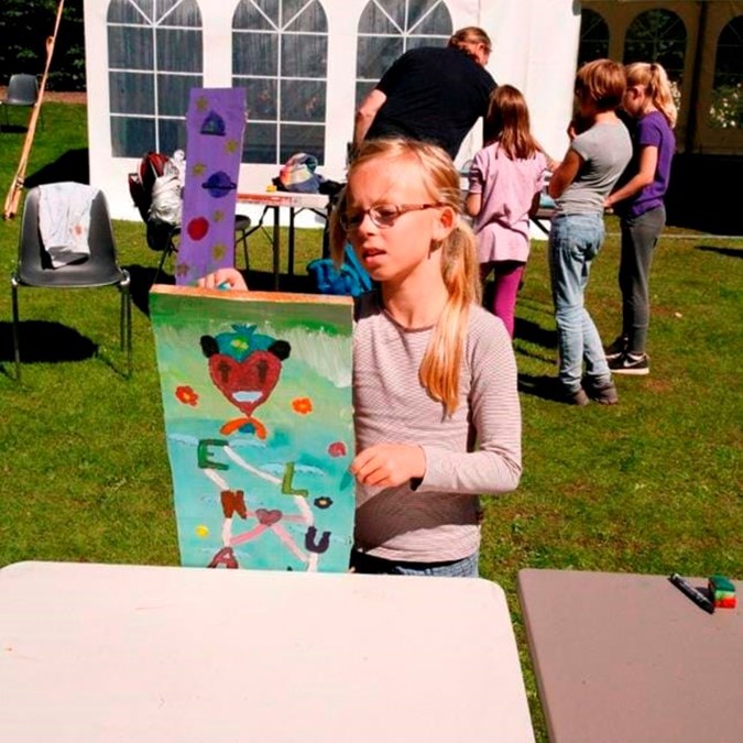 Barn fremviser kunst