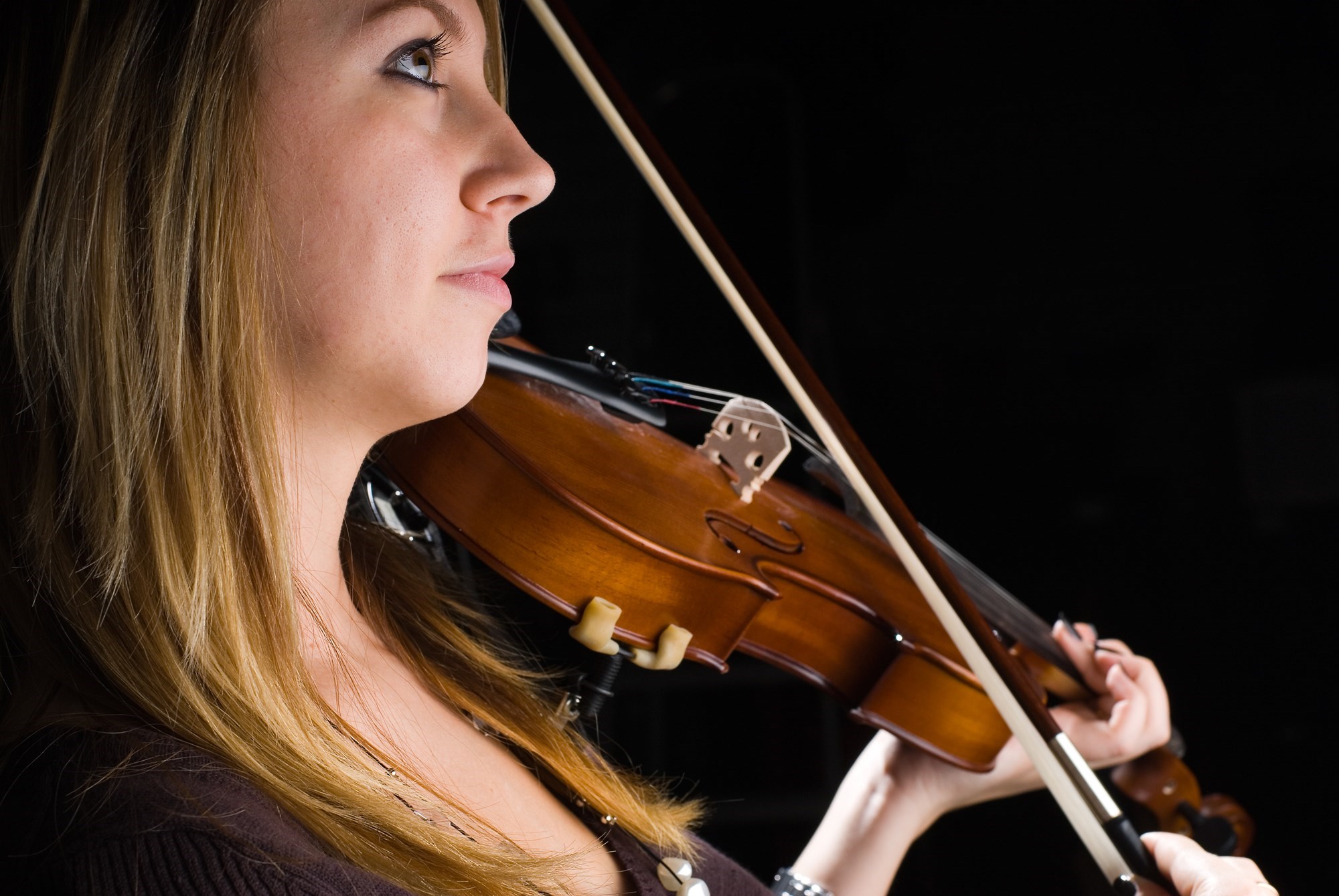 Kvinde spiller på violin