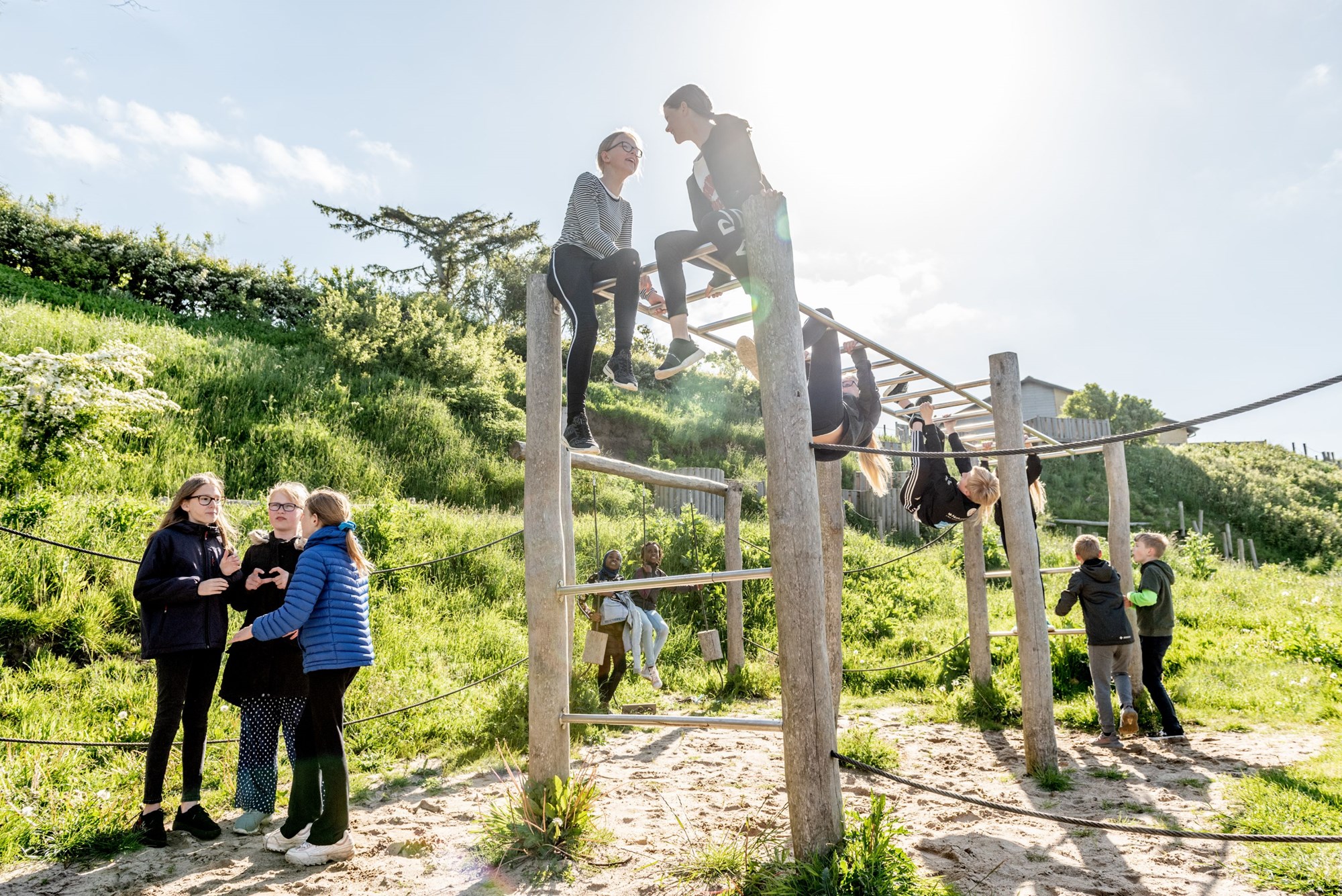 Børn leger og hygger på legeplads