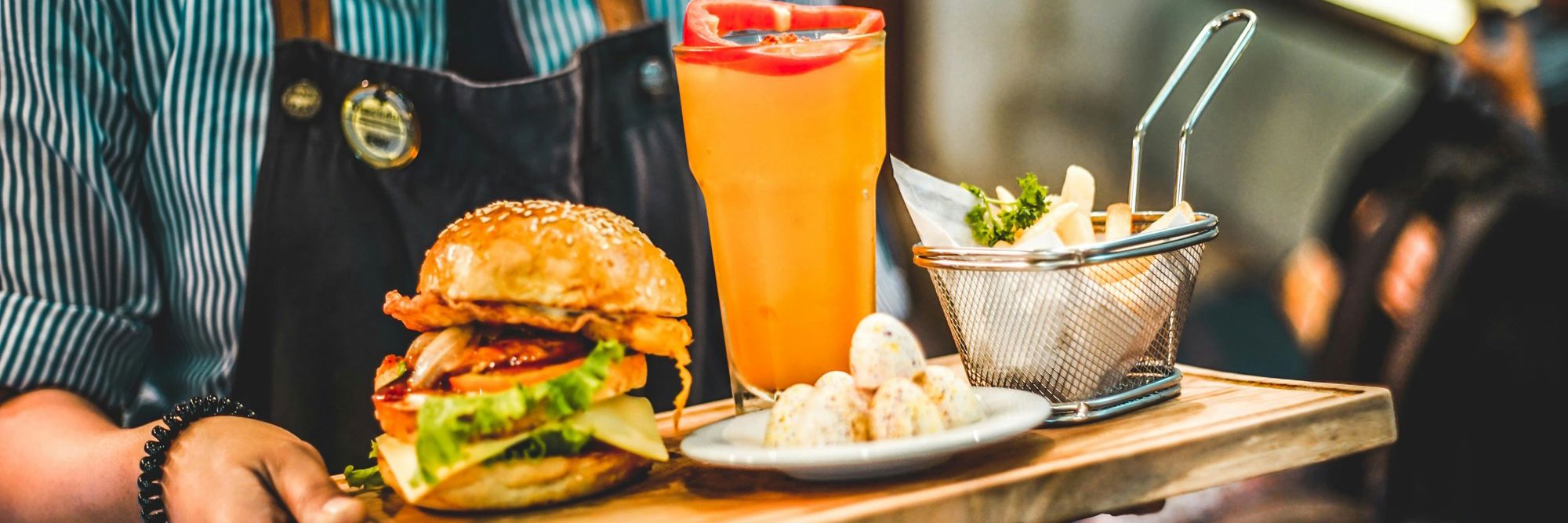 Serveringsbakke Med Burger Og Pommes