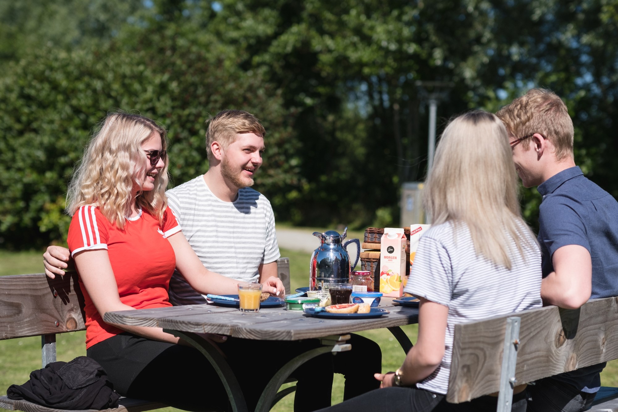 To unge par spiser ved bænk