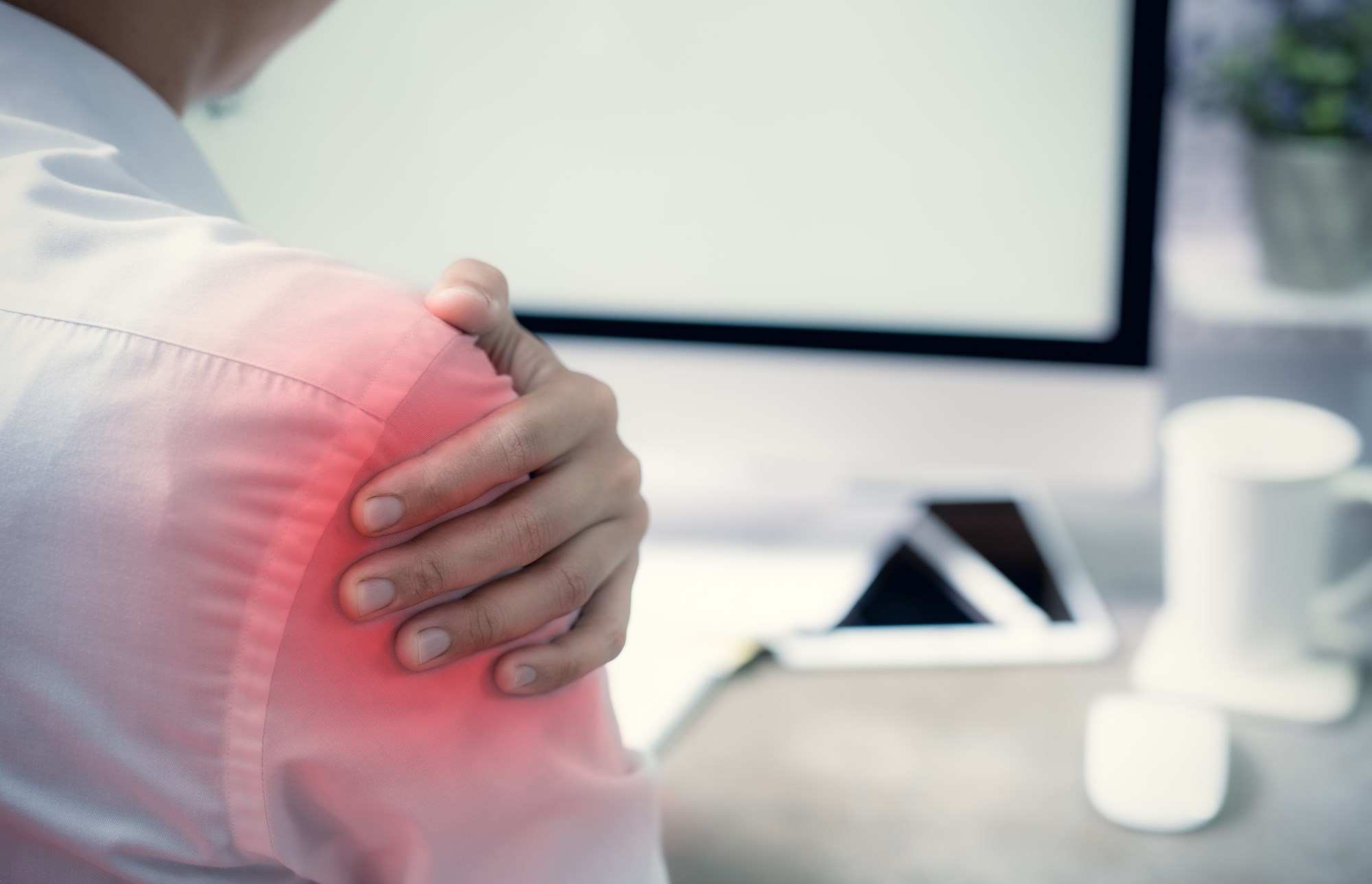 person med smerte i skulder