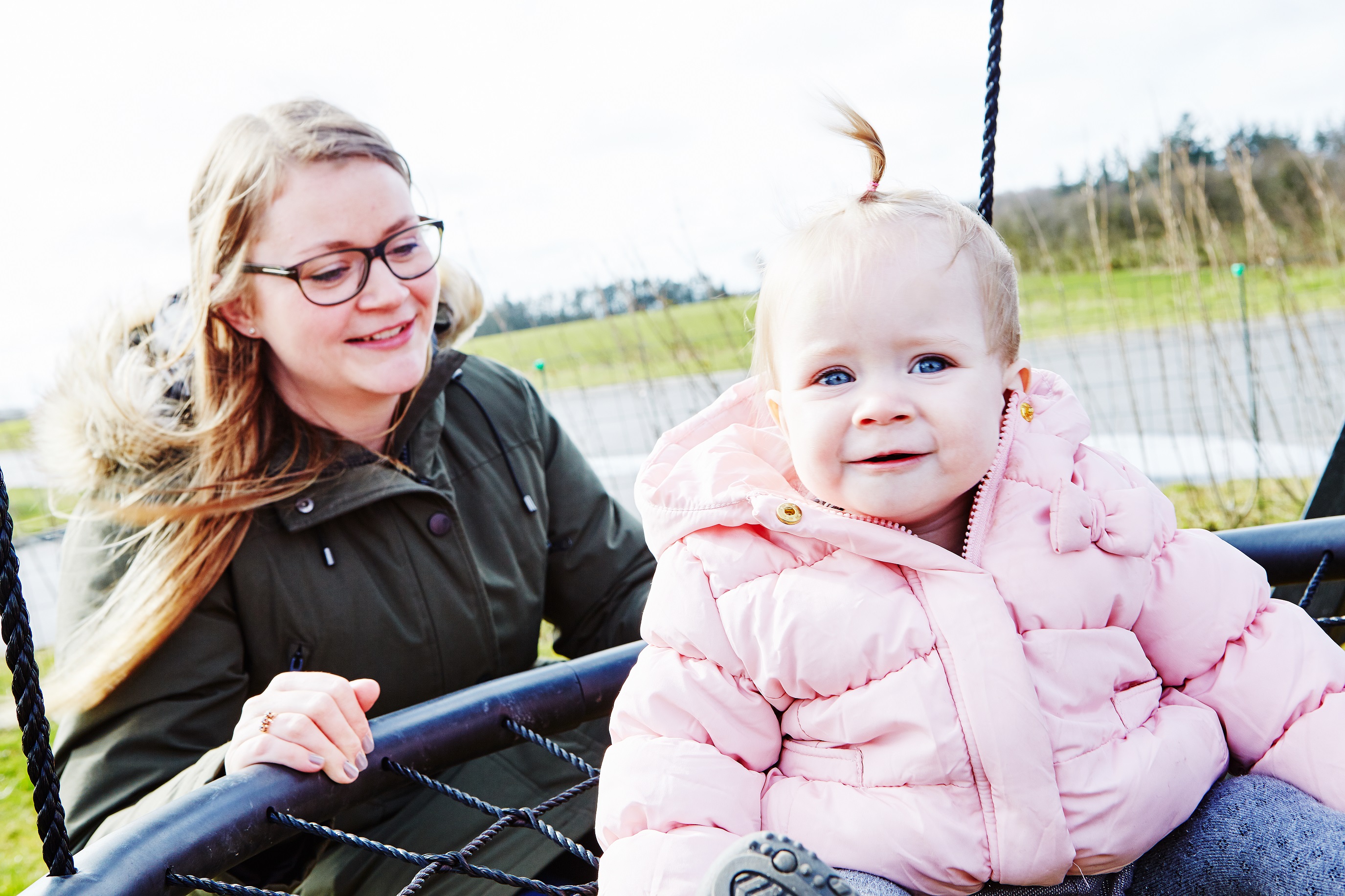 Moder skubber datter på gynge