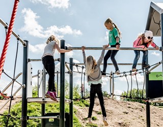 Børn leger på klatretårn