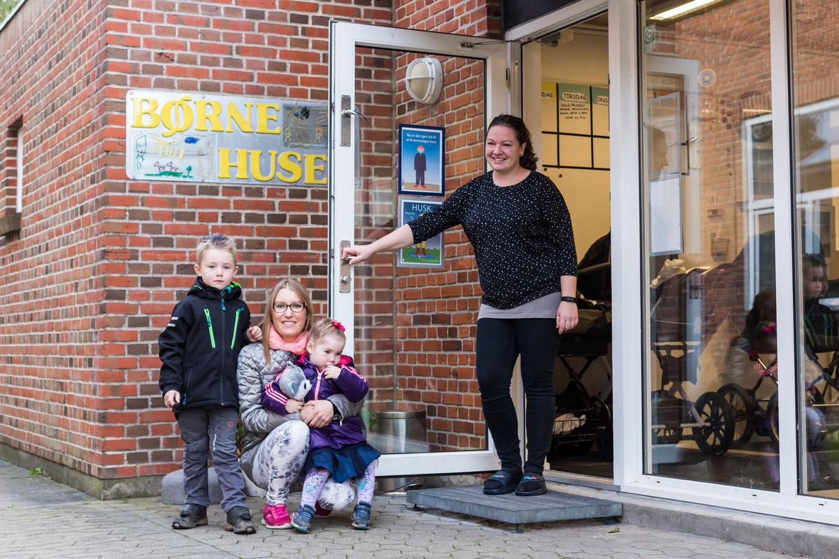 Pædagog åbner dør for moder og børn i børnehuset