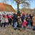 Forsamling omkring juletræ ved Bratskov herregård