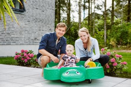 Familie med barn i sandkasse