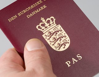 Dansk pas holdes i hånd