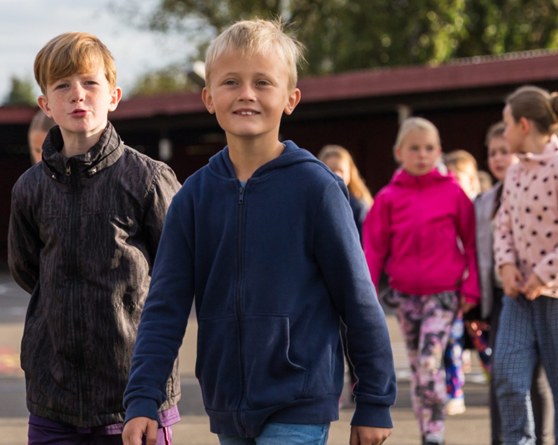 Trekroner børn i skolegård