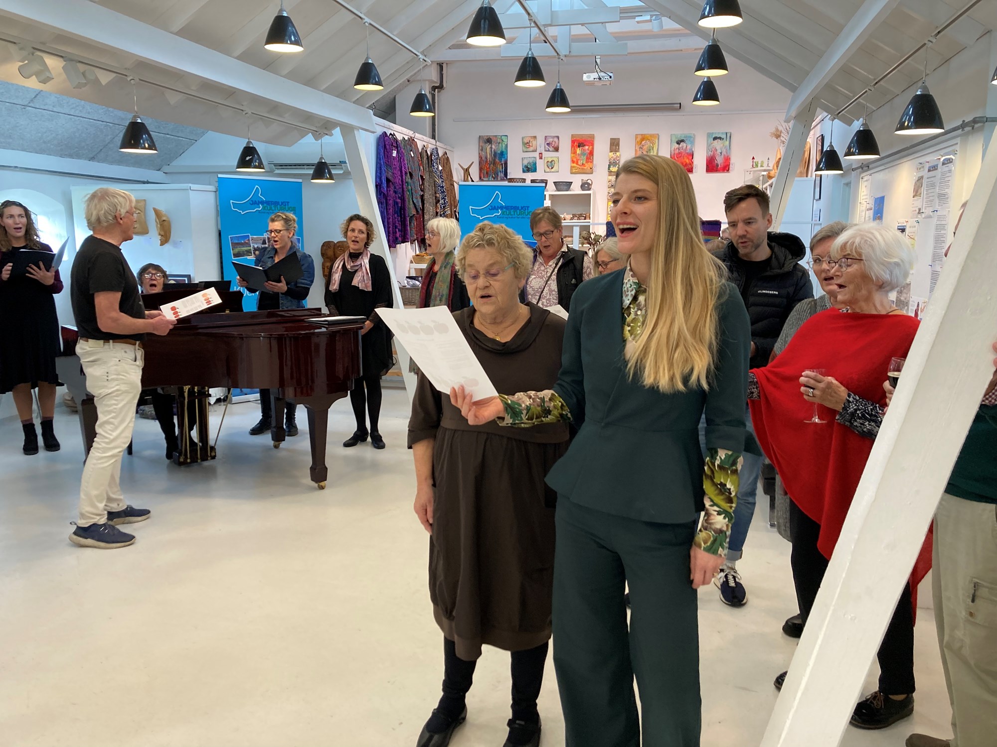 Kulturminister Ane Halsboe-Jørgensen synger for