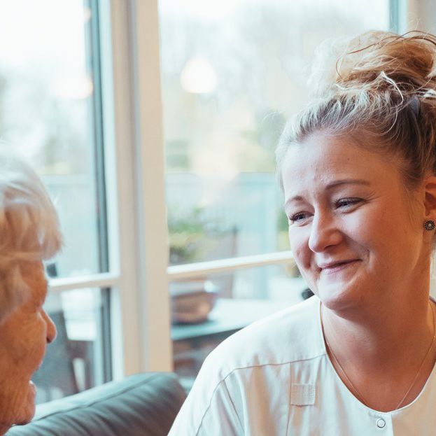 Hjælper Borger Sidder Smiler tæt