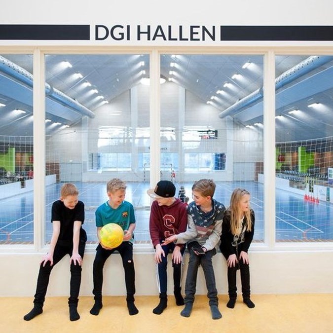Børn hygger sig med en bold udenfor DGI Hallen