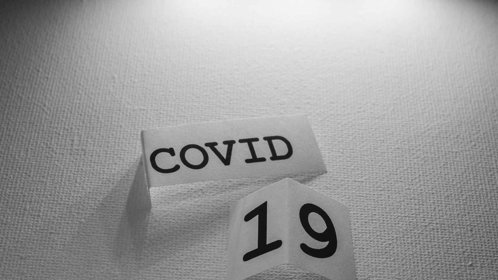 Skilt hvor der står COVID-19