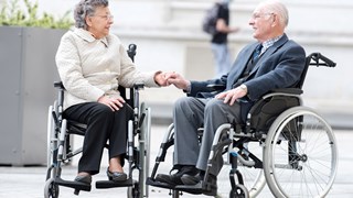 to ældre i kørestol