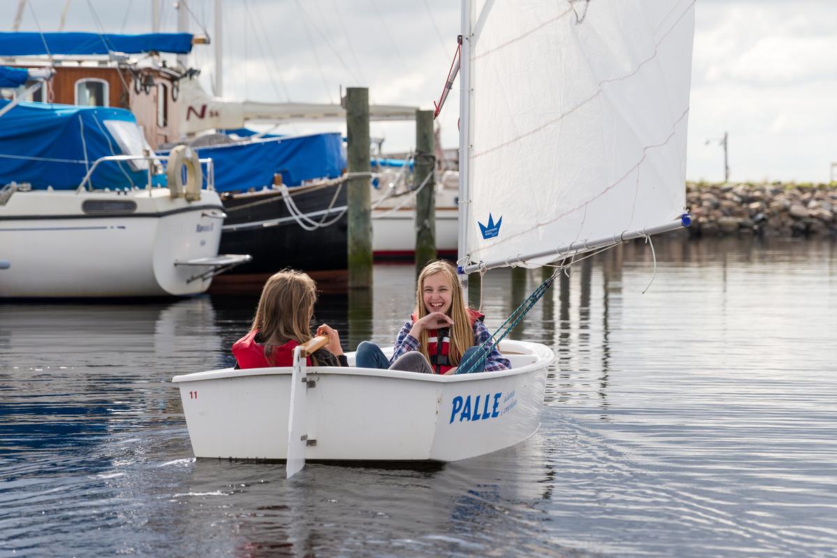 To piger sejler i lille båd
