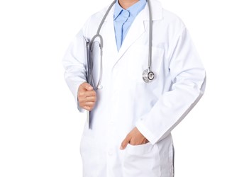 Mand i hvid kittel med stetoskop