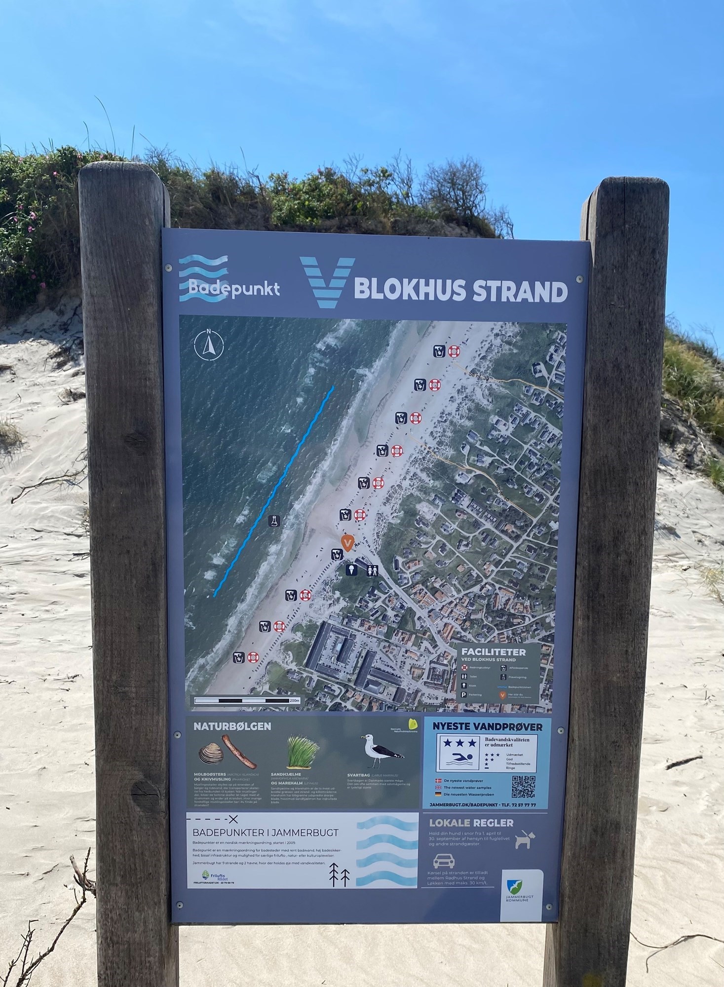 skilt ved badepunkt Blokhus Strand