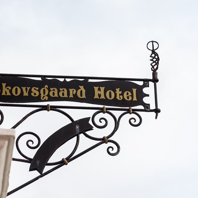 Skilt med Skovsgaard Hotel