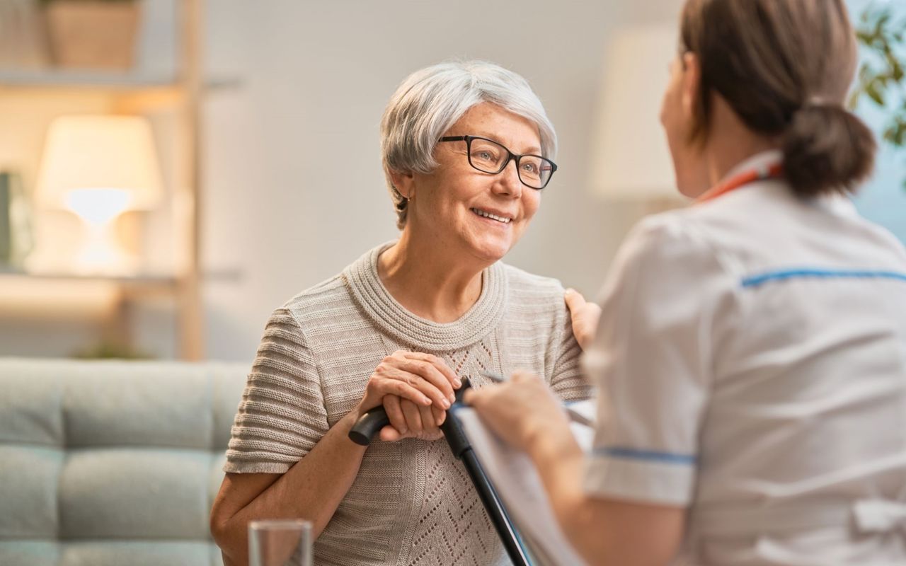 ældre dame og visitator
