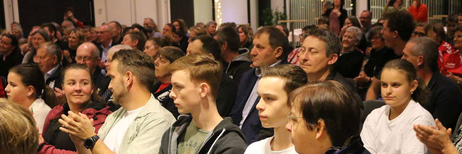 unge samlet til uddeling af pris