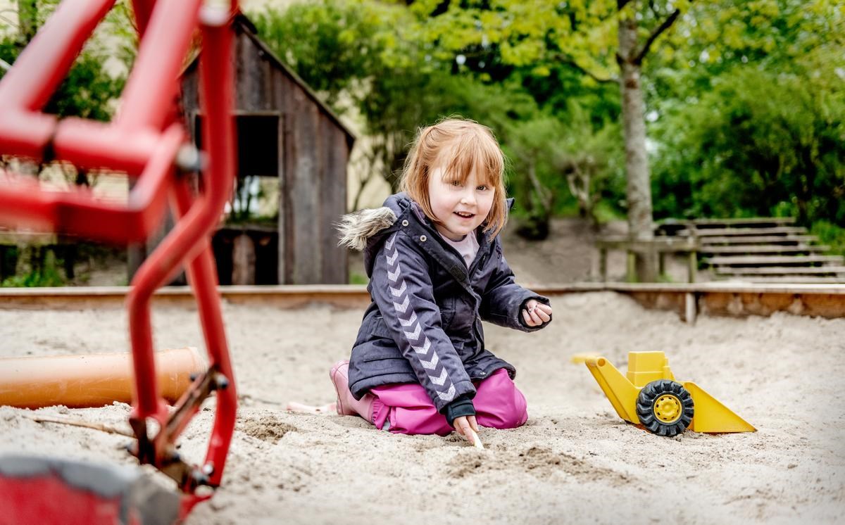 Barn leger i sandkassen