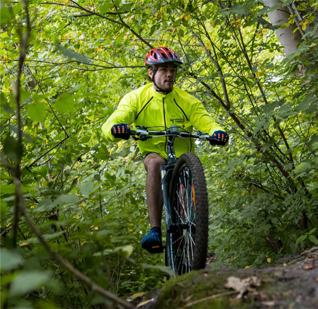 Mountain biker i skoven