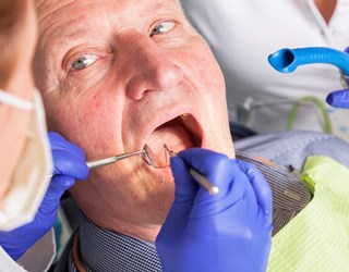 Midaldrende mand ved tandlægen