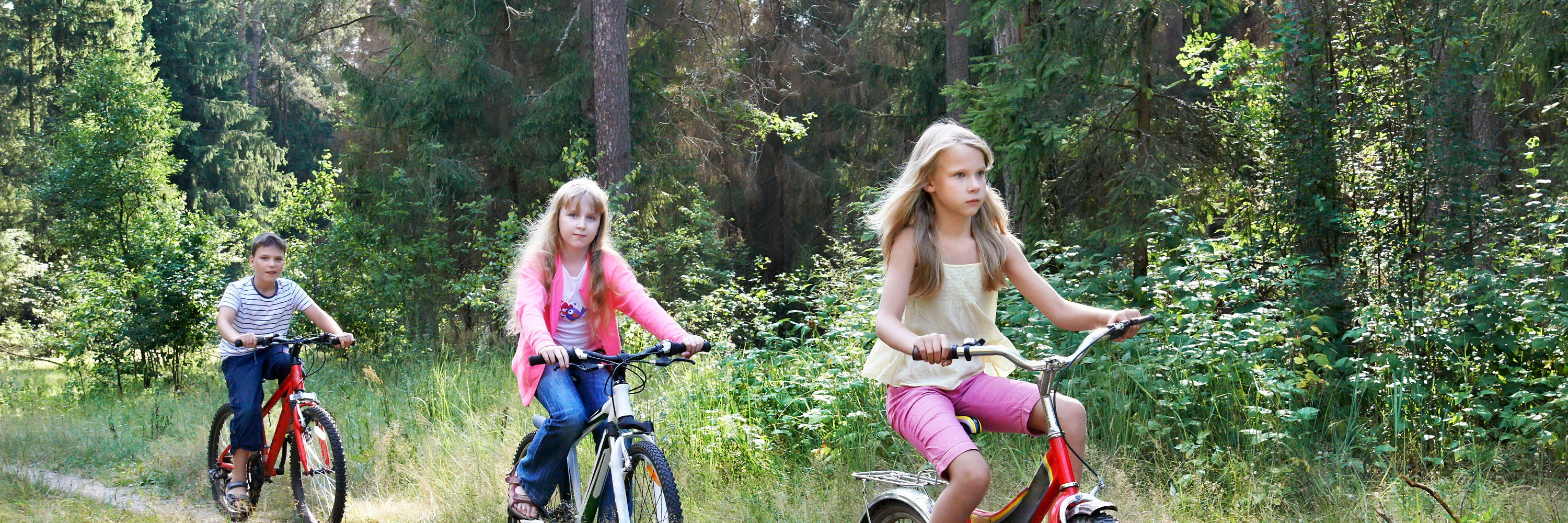 3 børn på cykeltur