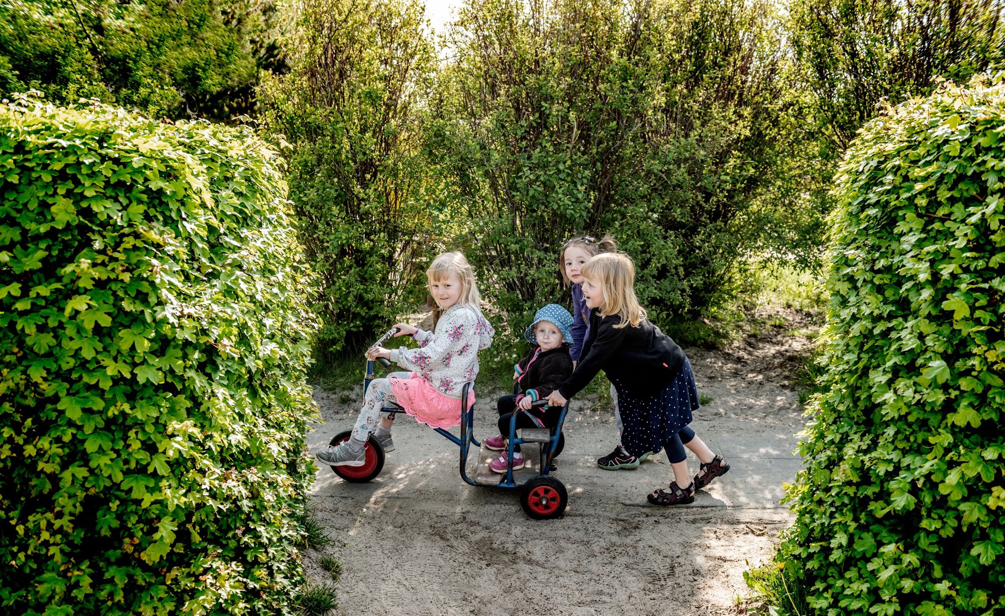 Børn leger ved Thorup-Klim Skole