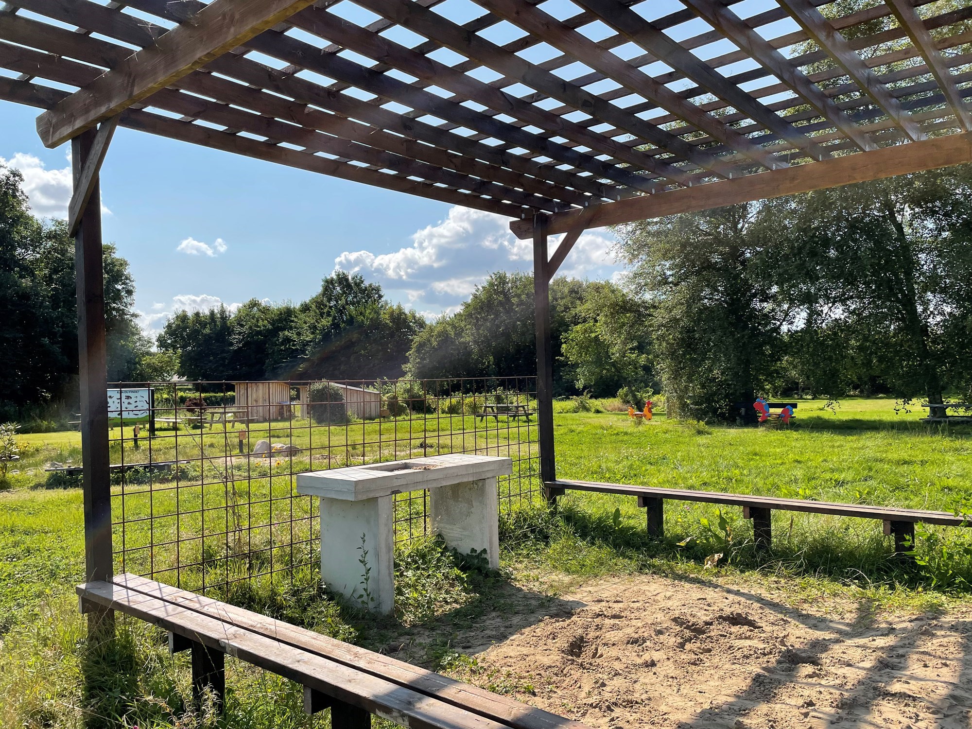 Pergola med betonbord til tilberedning af mad