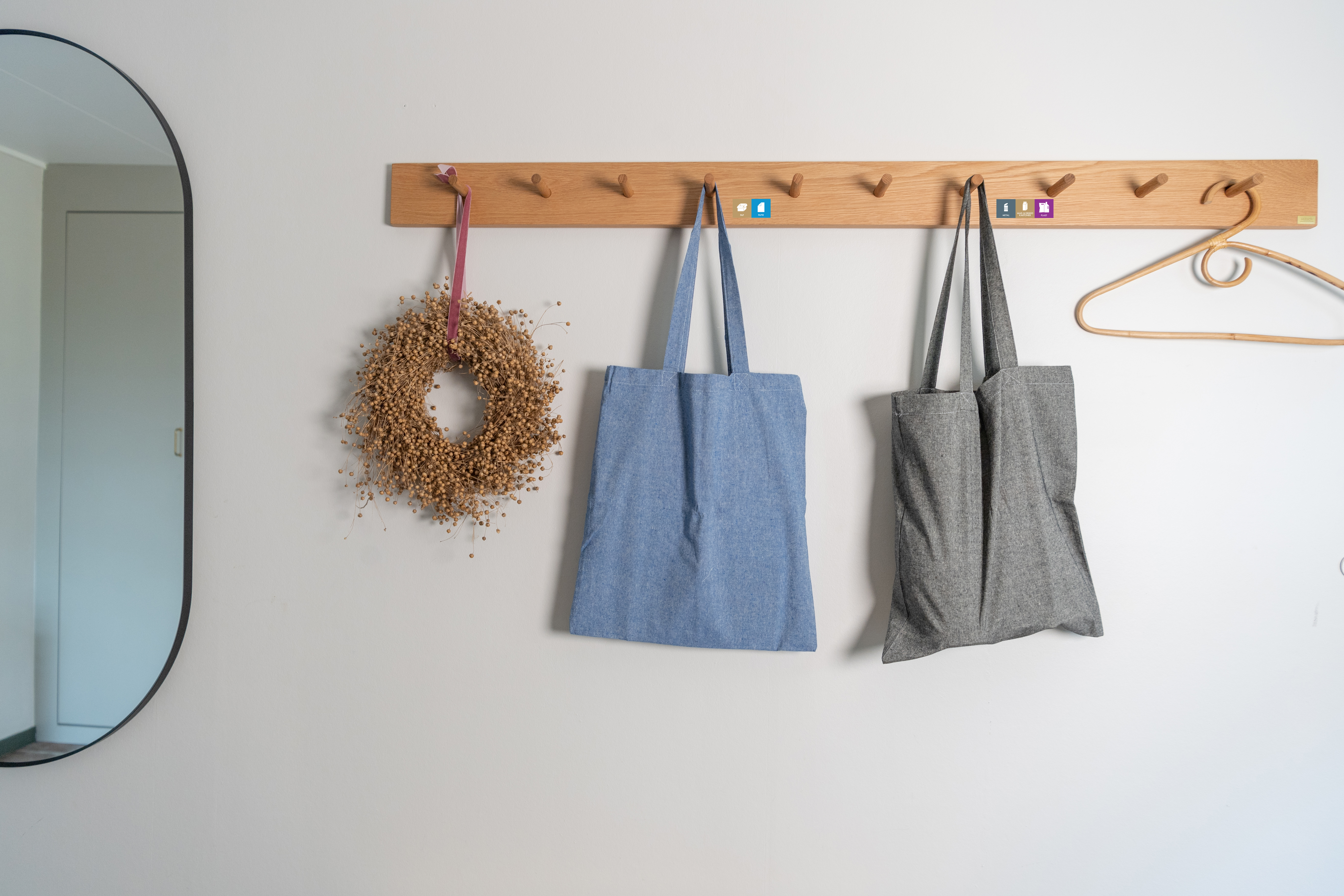 Stofposer på knagerække til sortering