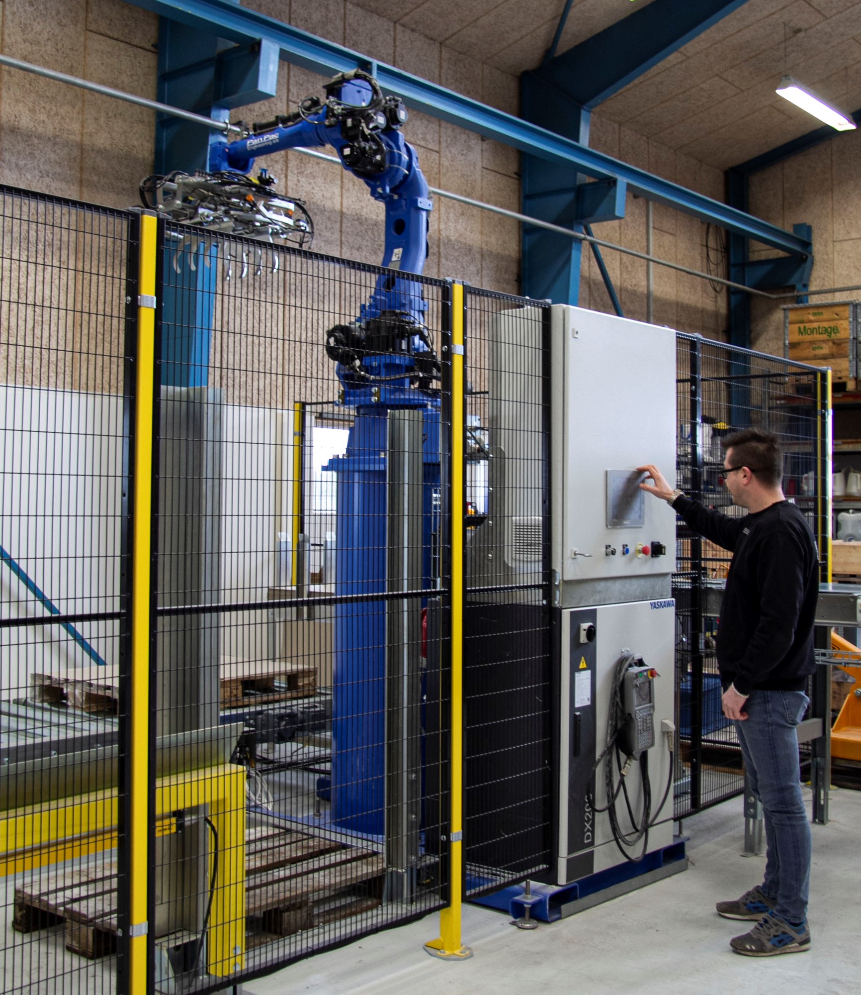 Medarbejder betjener industrimaskine