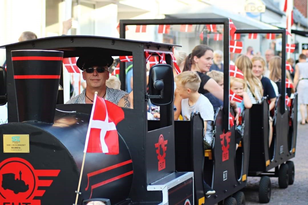 Tivolitog viser folk rundt i gågade