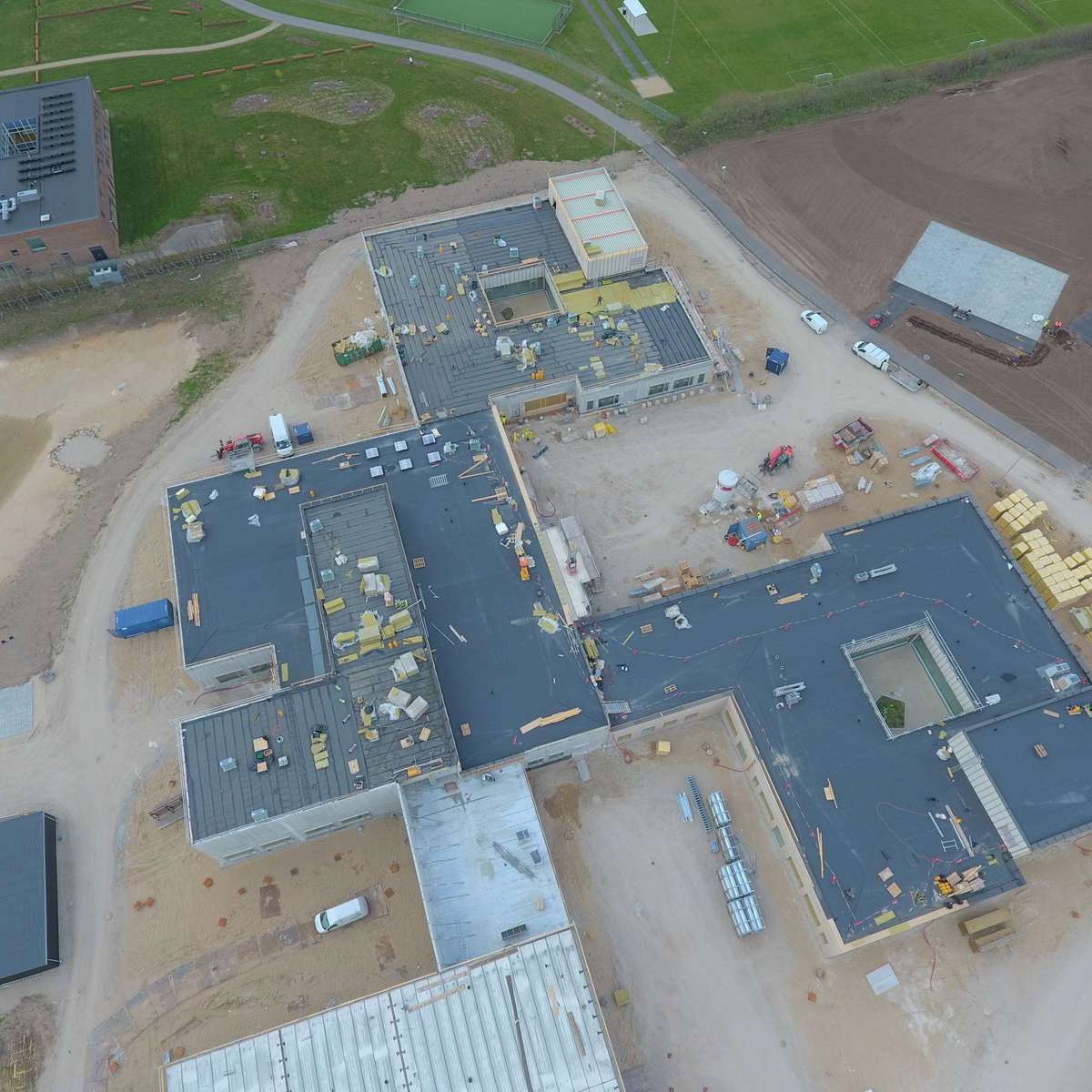 Skolecenter Jetsmark set fra luften under opførsel
