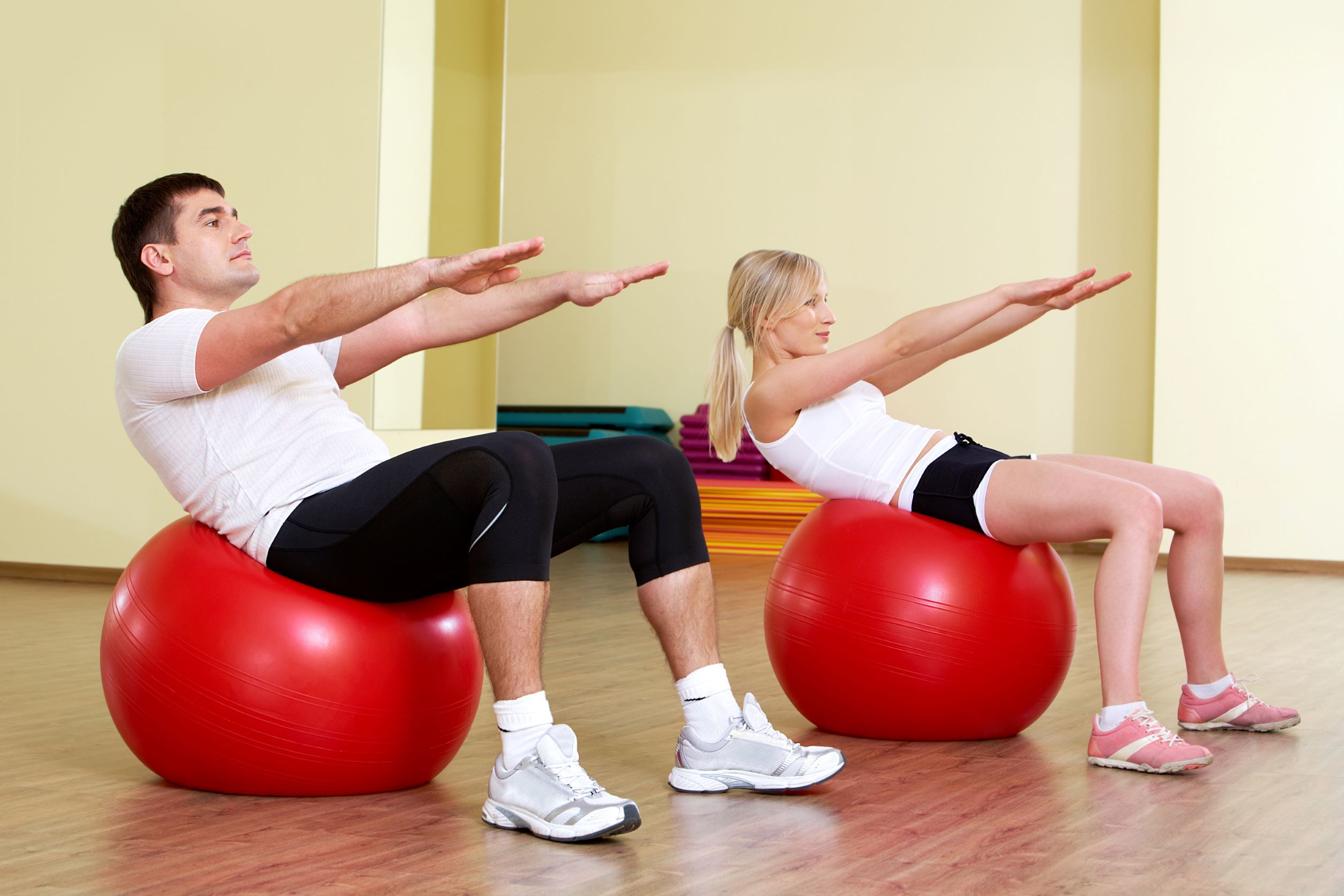 to voksne på træningsbold