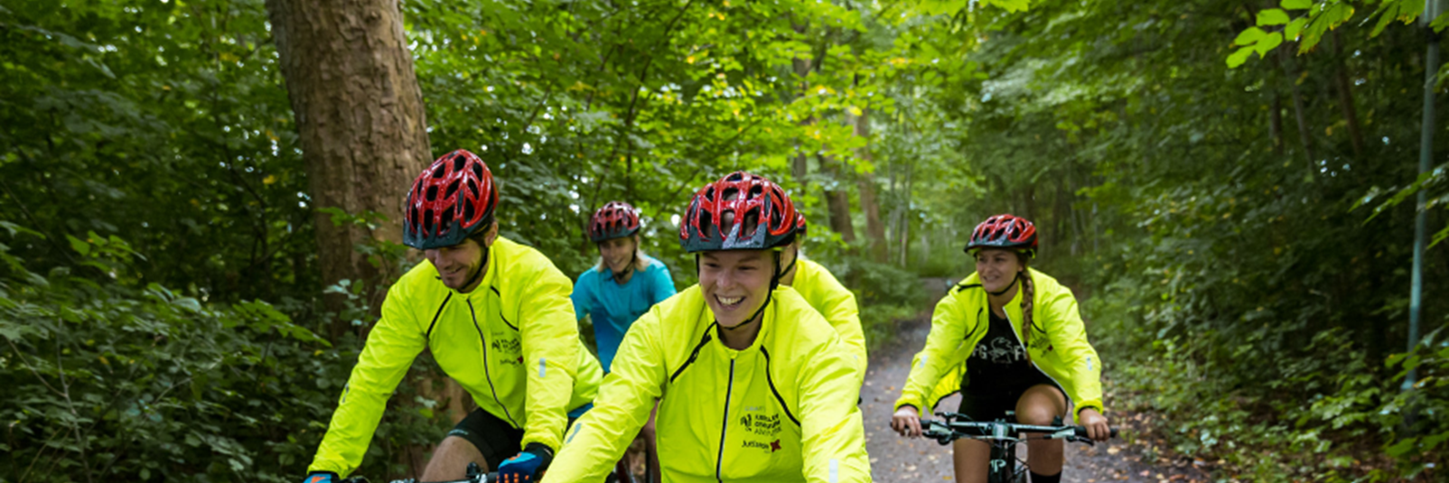 Fjerritslev mountainbikene i gule jakker på cykler og spor