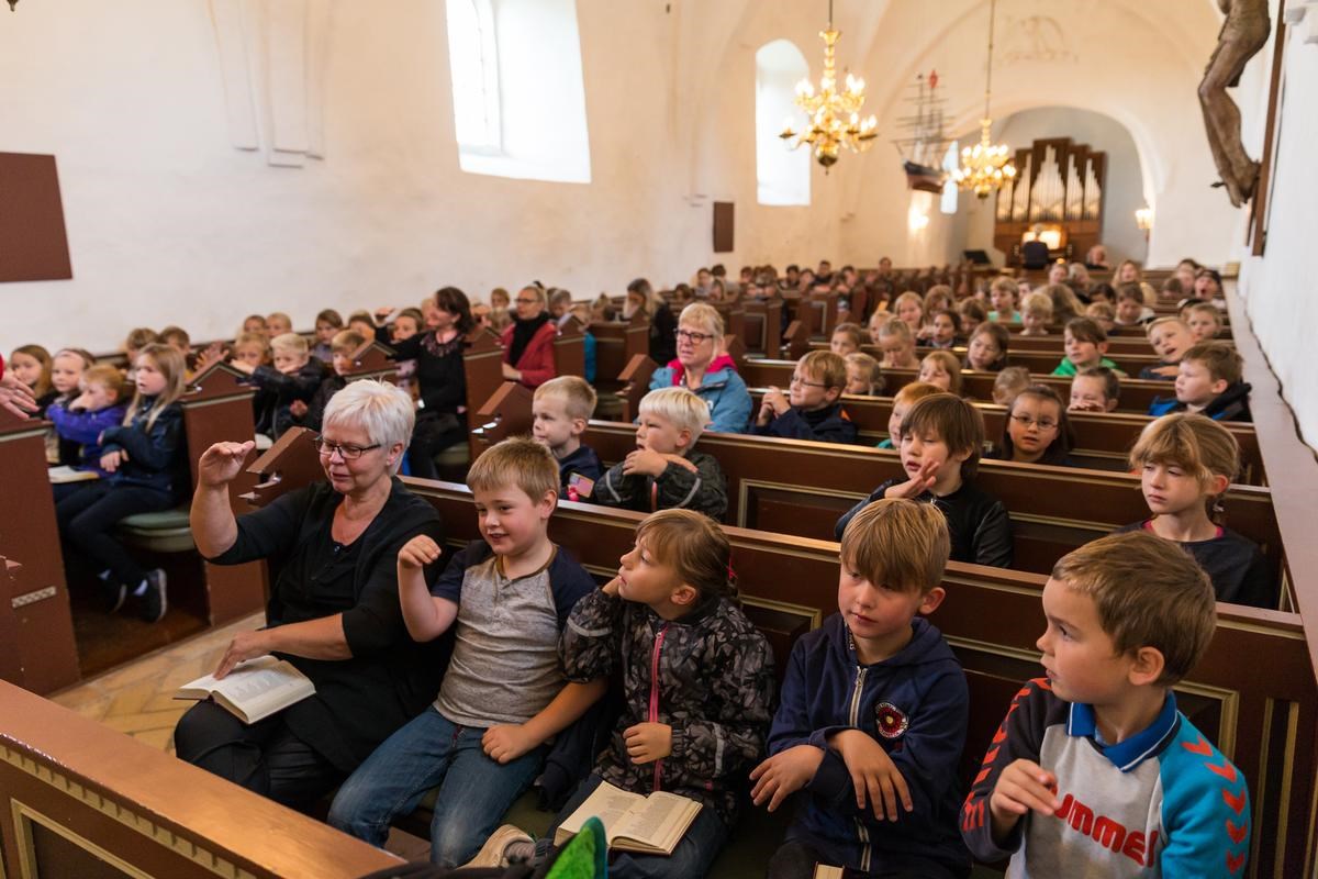Skolebørn til gudstjeneste