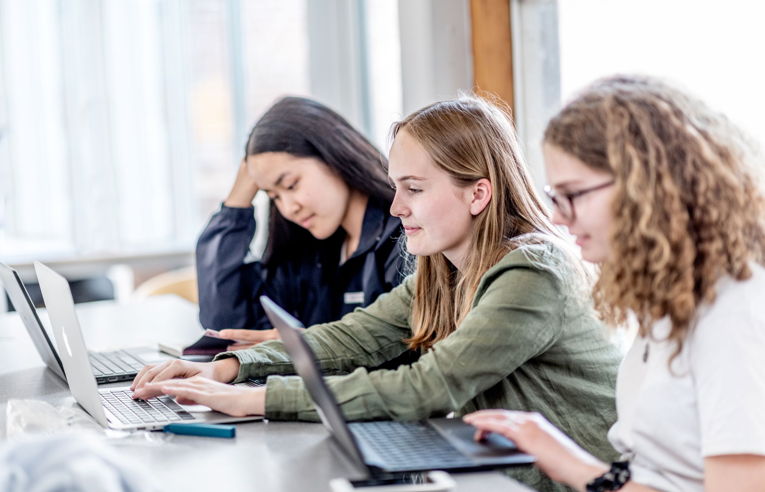 Elever arbejder på computere