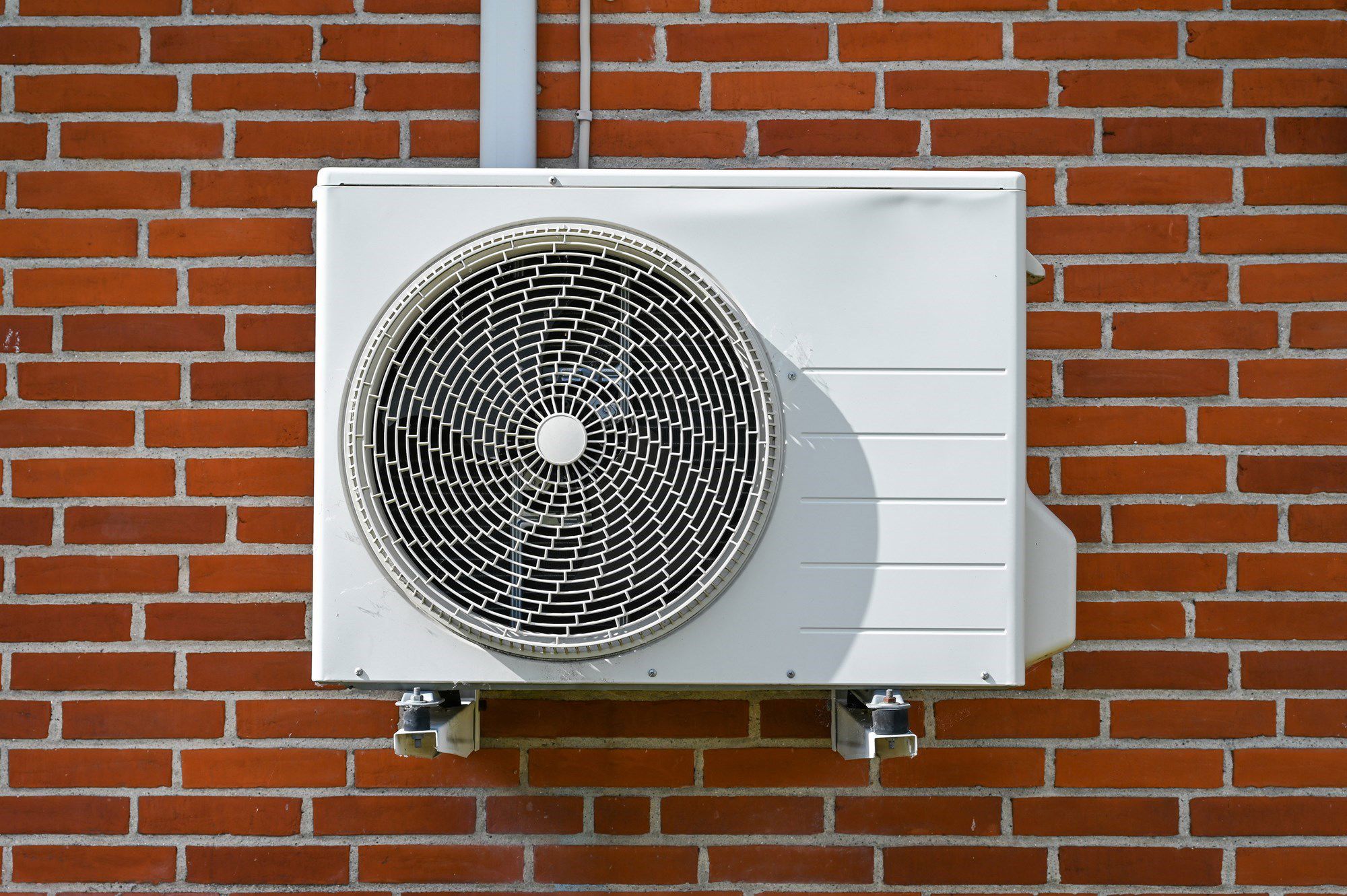 Varmepumpe monteret på husvæg