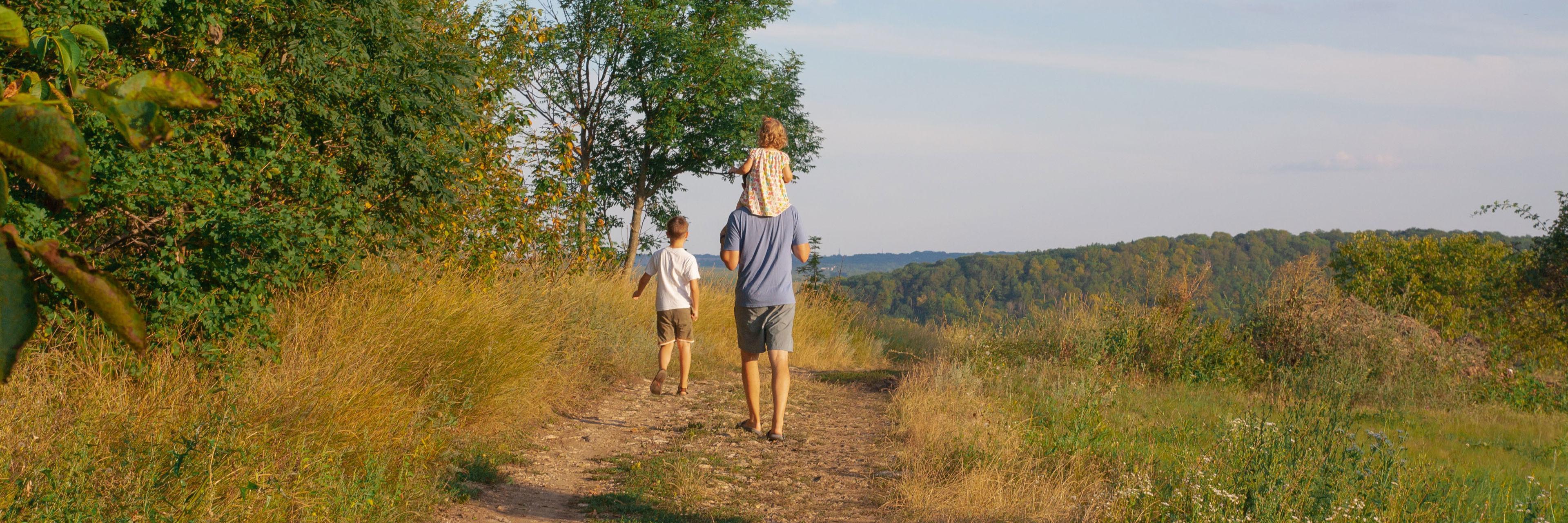 Familie med en voksen på tur
