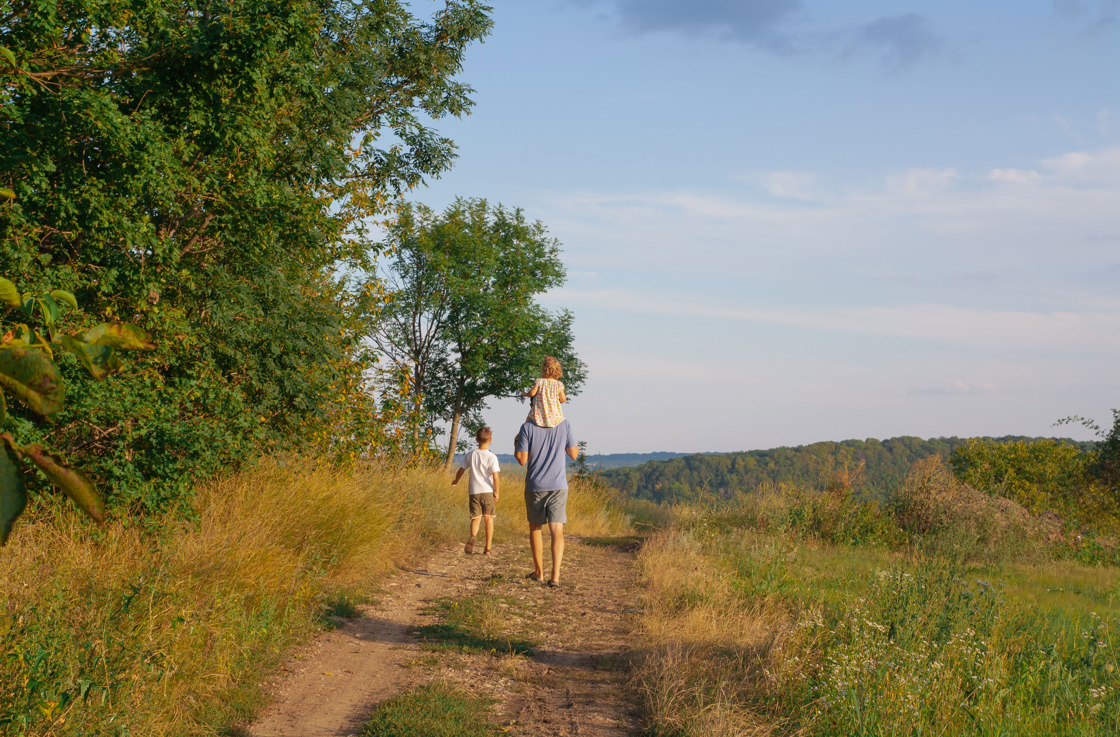 Familie med en voksen på tur