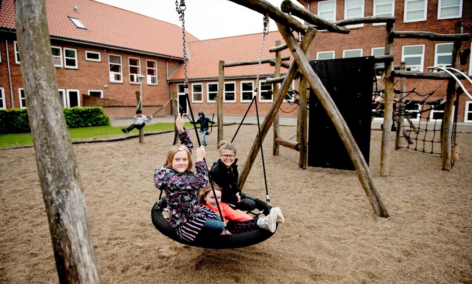 Børn leger i gynge