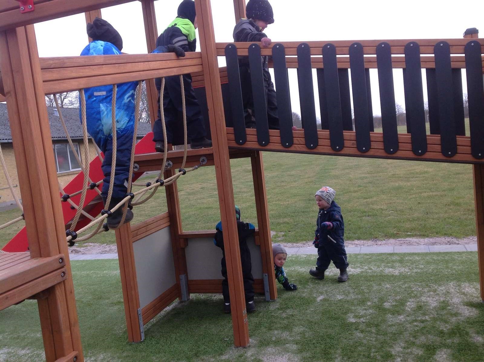 Børn leger på klatretårn