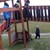 Børn leger på klatretårn