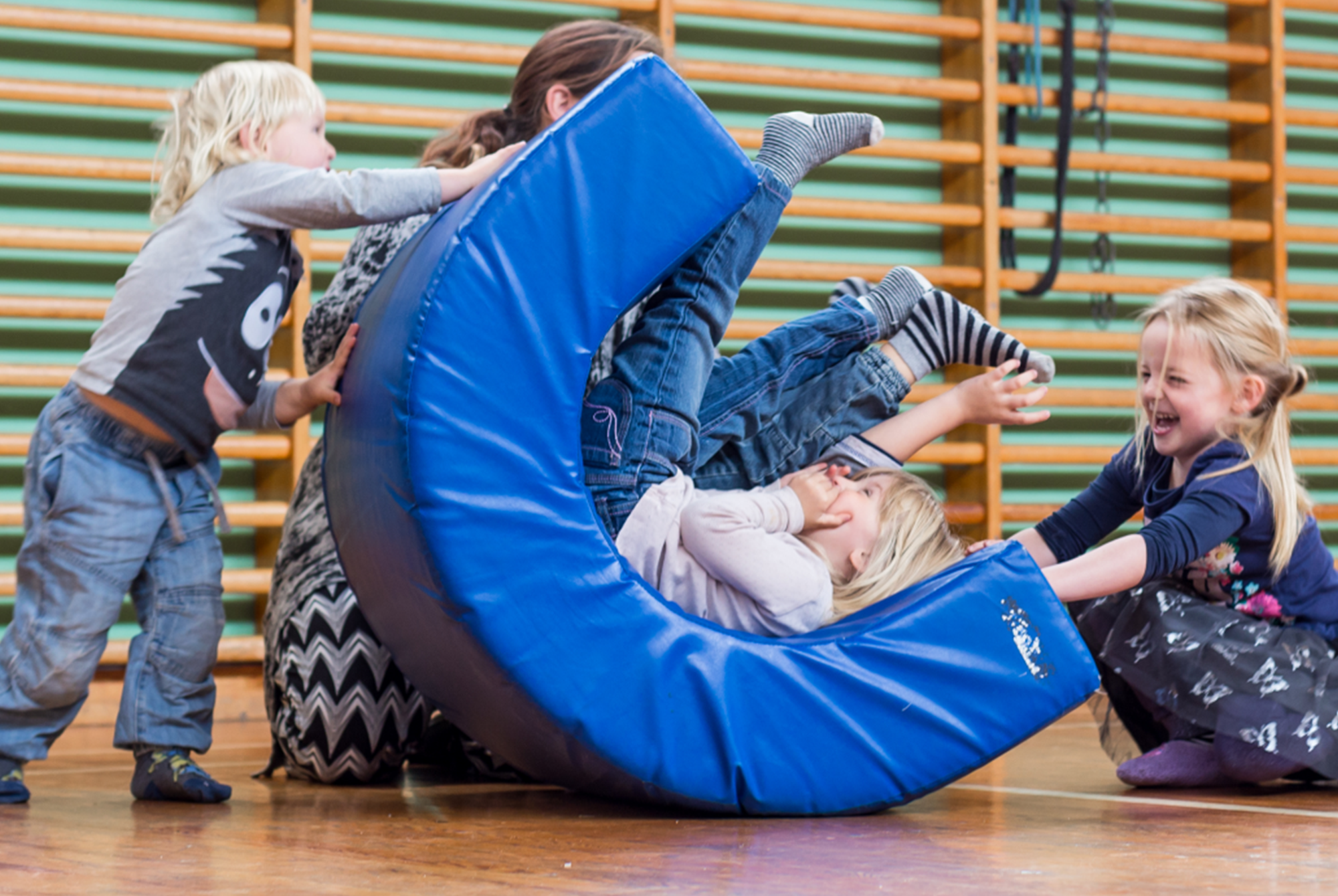 Børn leger i gymnastikhallen