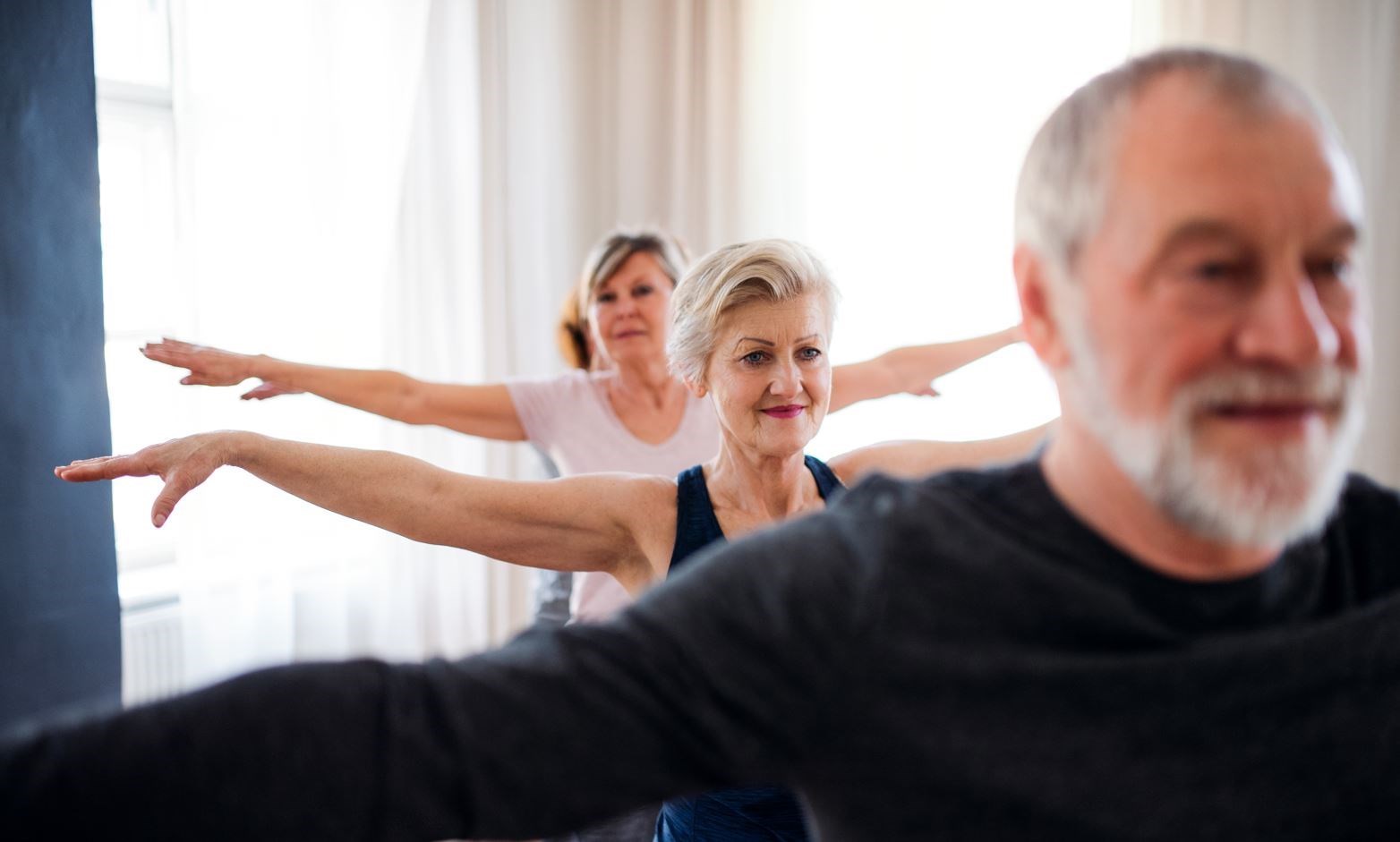 Ældre laver gymnastik