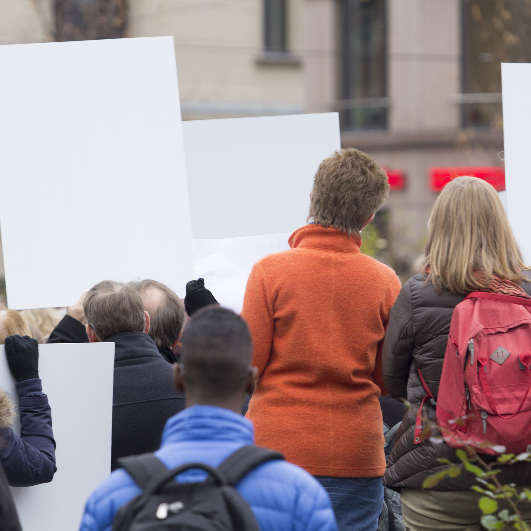 folk der deltager i demonstration set fra ryggen